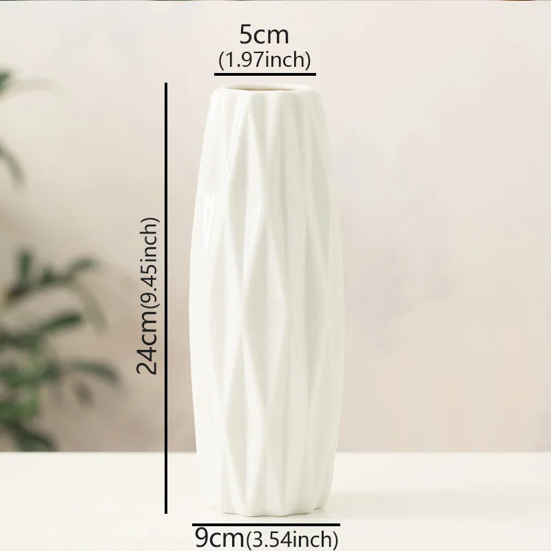 vase moderne blanc rayures horizontales fleurs artificielles variées décoration intérieure table