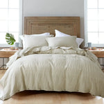 Housse de couette en lin dans une chambre décorée avec des coussins