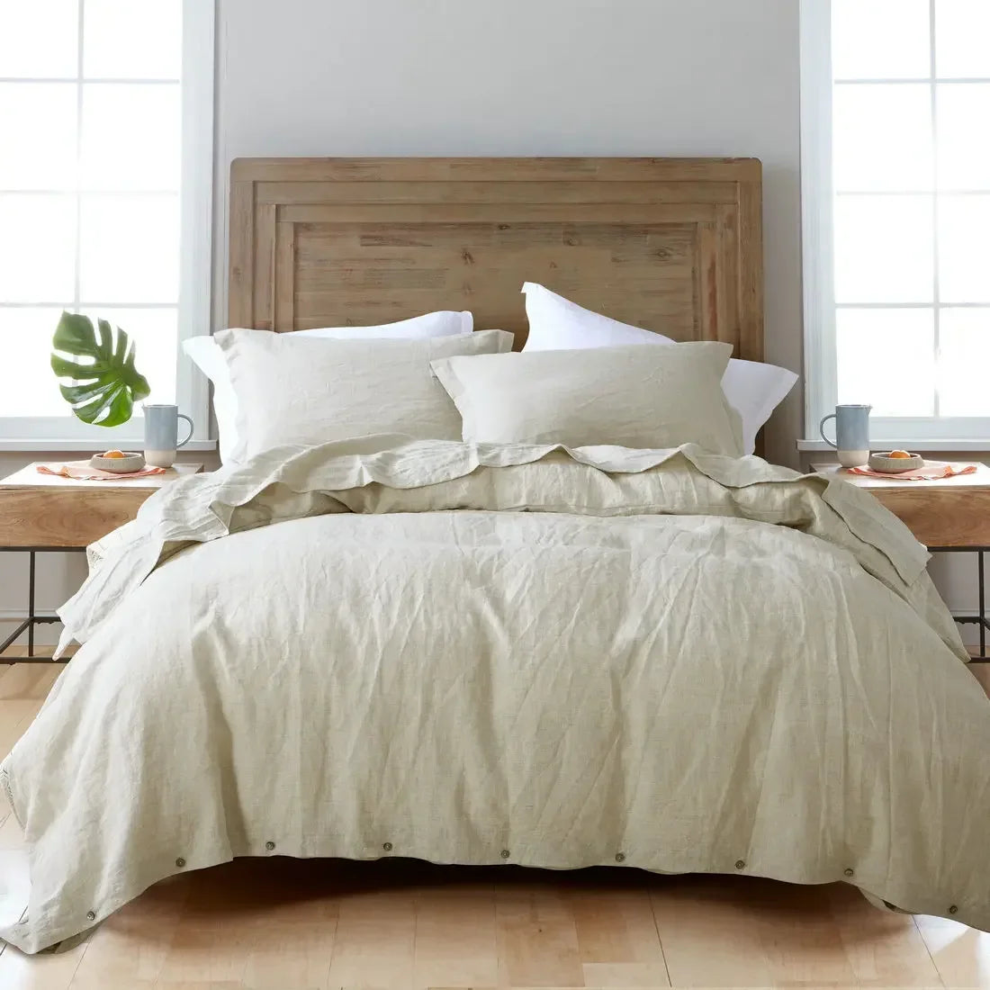 Housse de couette en lin dans une chambre décorée avec des coussins