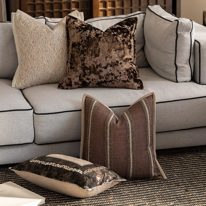 housse coussin carré géométrique beige marron texture veloutée contemporaine décoration maison