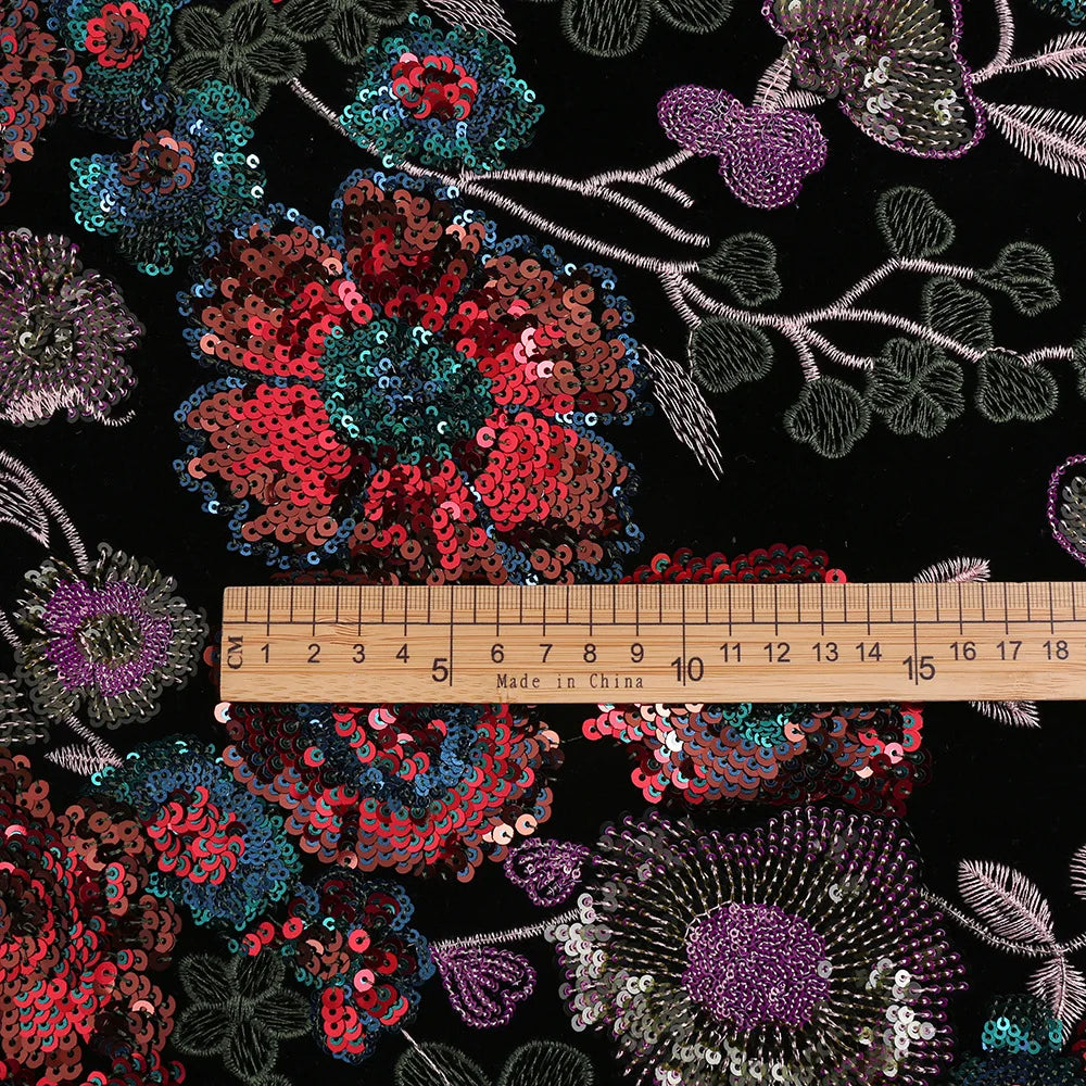 tissu brodé fleurs paillettes noir rouge vert violet polyester opacité 125cm broderie pailletée tissu