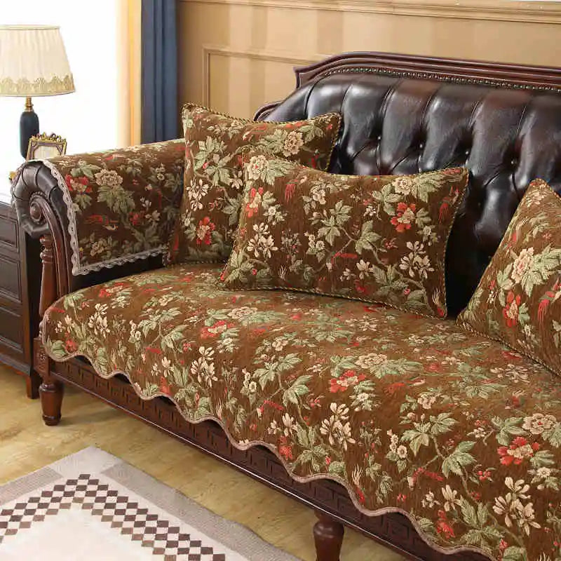 Un canapé de style vintage orné de riches motifs floraux dans des tons de brun et de vert, créant une ambiance chaleureuse et raffinée dans cette pièce d'intérieur.