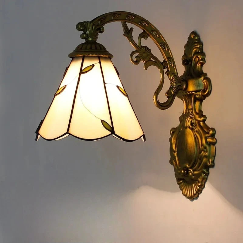 lampe murale tiffany verre coloré motifs floraux ornement doré chambre cuisine éclairage quotidien fixée
