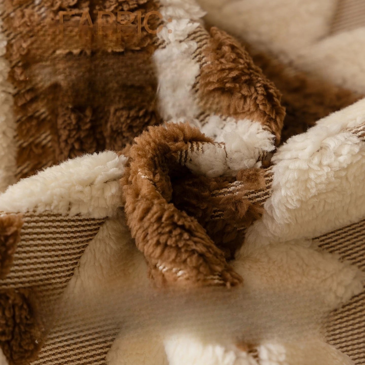 Un revêtement de sol moelleux et pelucheux, avec un motif texturé subtil, offrant un confort et une chaleur agréables.