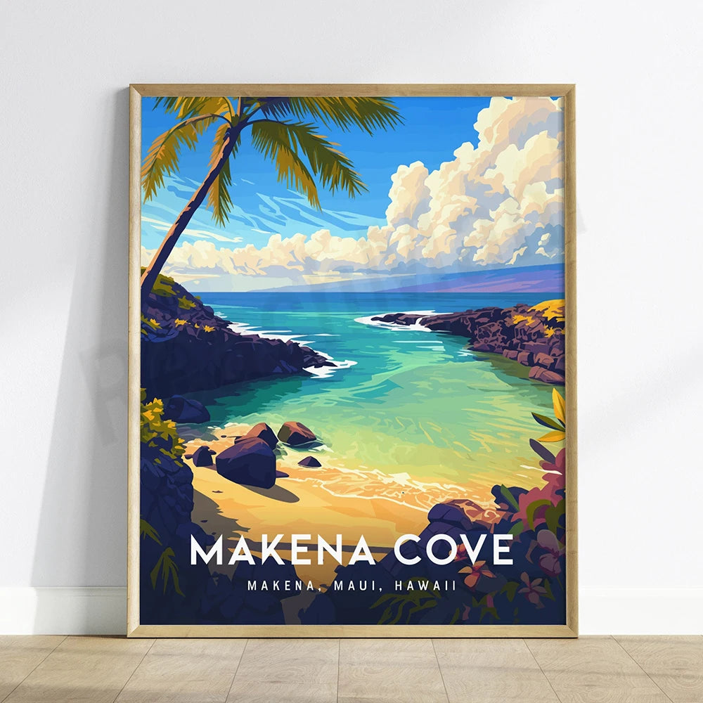 Une plage paradisiaque avec de superbes rochers, une mer turquoise et des nuages duveteux dans un ciel bleu, le tout encadré par une palmeraie luxuriante : Makena Cove, Maui, Hawaii.