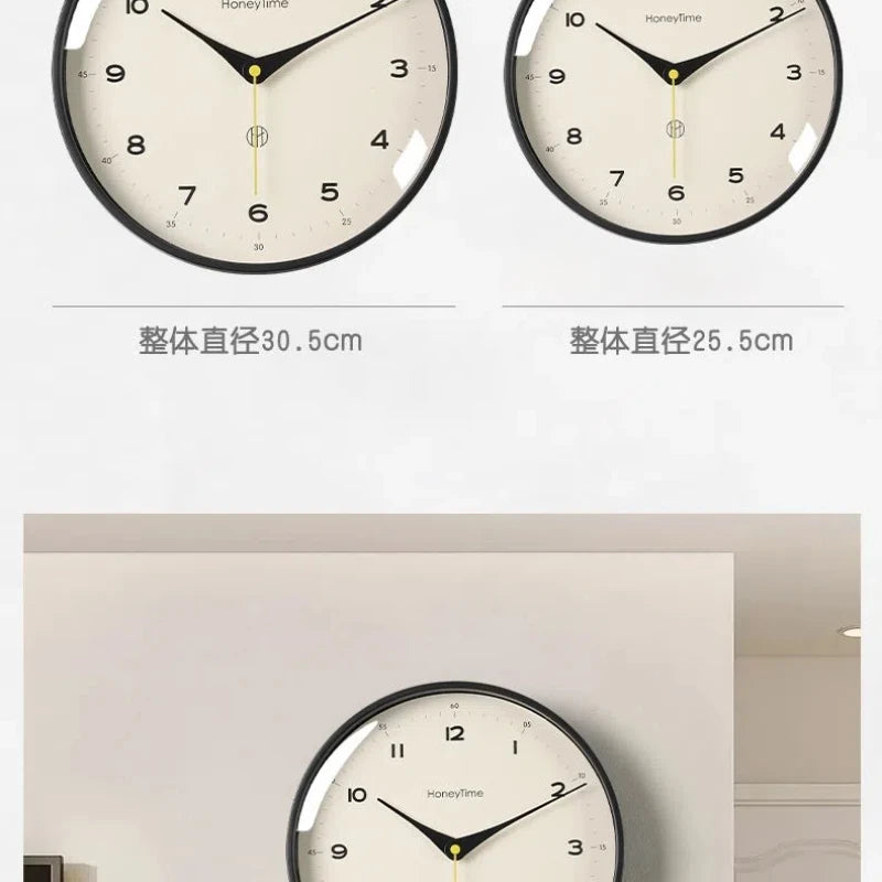 horloge murale quartz aiguille sourdine salon minimaliste visage unique fond blanc numéros noirs cadre