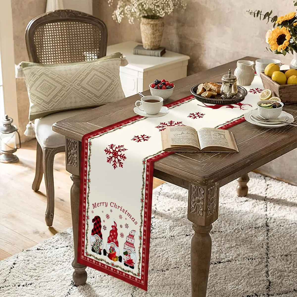Table de café d'hiver élégante avec décorations de Noël, livres, tasse de thé et pâtisseries.
