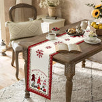 Table de café d'hiver élégante avec décorations de Noël, livres, tasse de thé et pâtisseries.