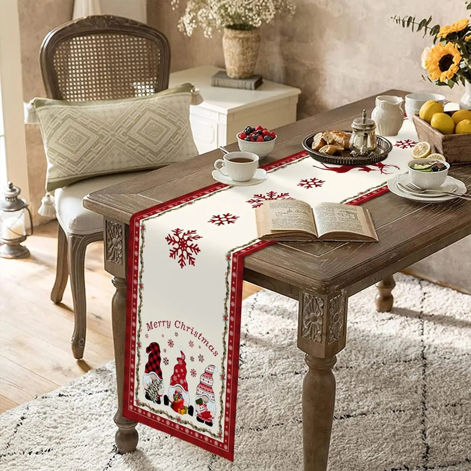 Table de café d'hiver élégante avec décorations de Noël, livres, tasse de thé et pâtisseries.