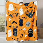 Couverture colorée avec de nombreux personnages de fantômes, chauves-souris et lapins noirs et blancs sur fond orange, créant une ambiance festive pour l'Halloween.