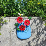 décoration murale artisanale fleurs colorées feuilles vertes abeille bleu jaune orange violet