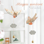 mobiles décoratifs bois fleurs oiseaux nuages cloches cordelettes moderne vert beige doré GOOD LUCK