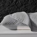 protège oreiller quilté gris clair moderne housse coussin coton polyester hypoallergénique respirant