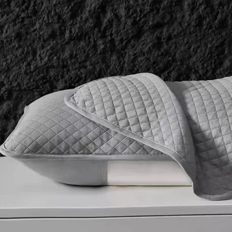 protège oreiller quilté gris clair moderne housse coussin coton polyester hypoallergénique respirant