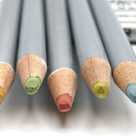 crayons couleur classiques pointe colorée gris vert bleu rouge noir marron jaune violet