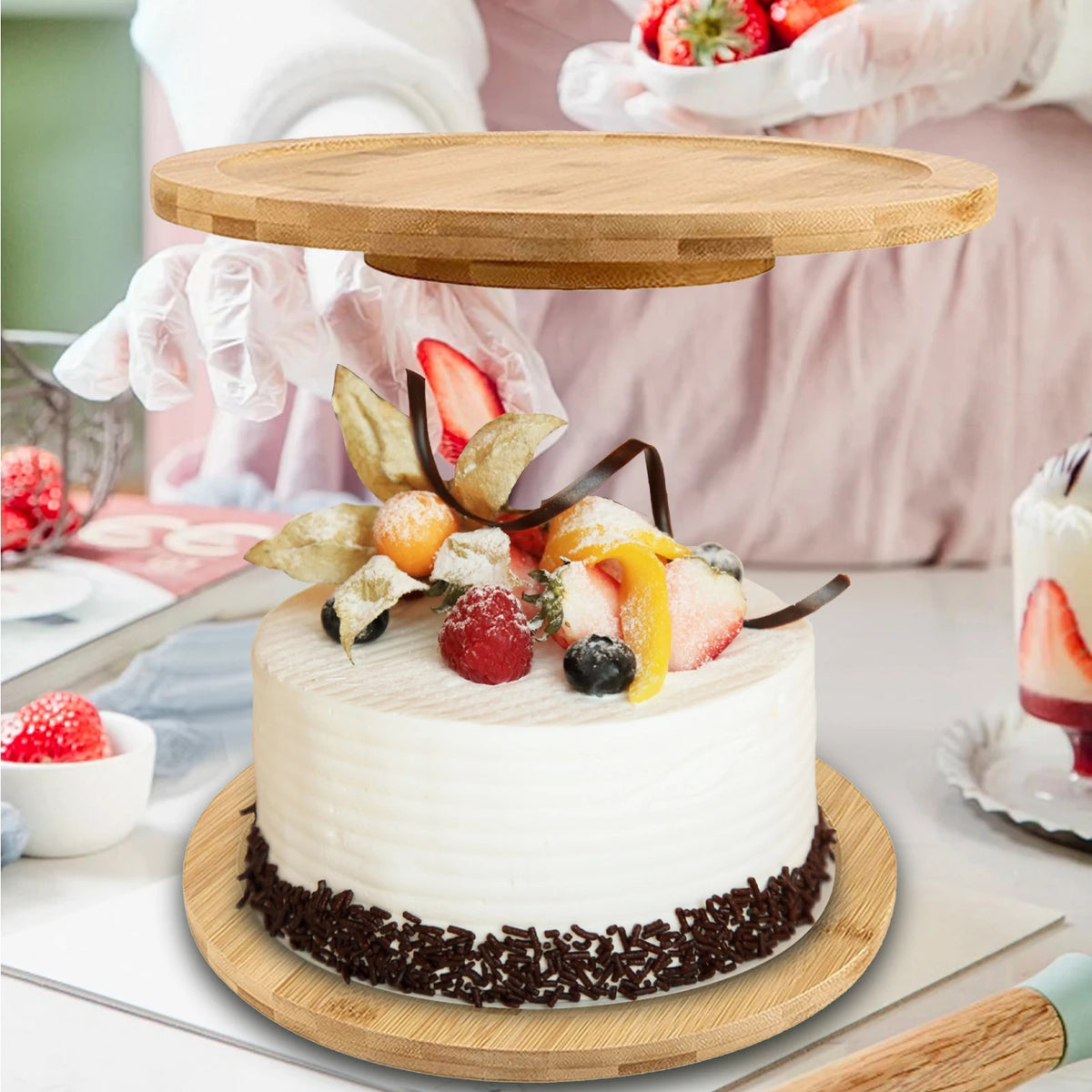 Plateau rotatif avec des fruits et desserts en présentation