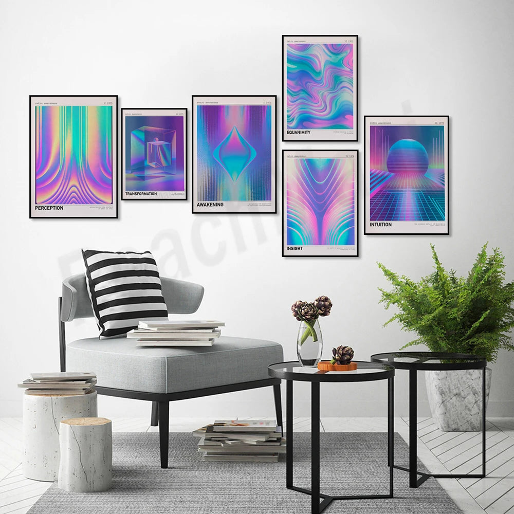 L'image montre une décoration murale composée de plusieurs affiches géométriques et psychédéliques dans des teintes de bleu, de violet et de rose, surplombant un coin salon avec un fauteuil gris rayé, une table basse et des éléments décoratifs.