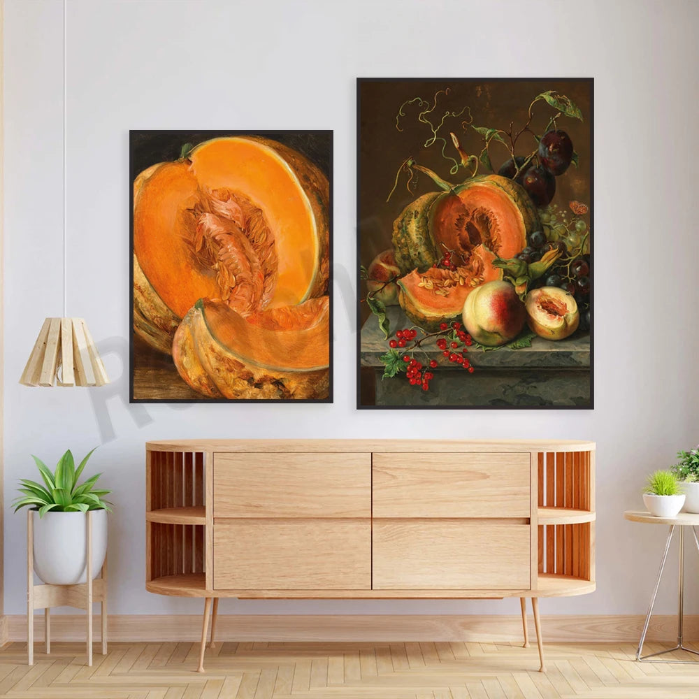 Deux peintures murales représentant des fruits d'automne, dont une coupe de citrouille et un arrangement de fruits sur une table, créant une ambiance chaleureuse et naturelle dans cette pièce décorée avec goût.