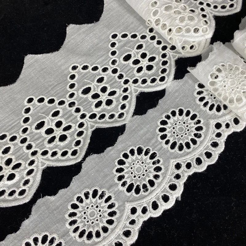 dentelle coton blanc motifs floraux ajourés texture vintage mètre écologique translucent