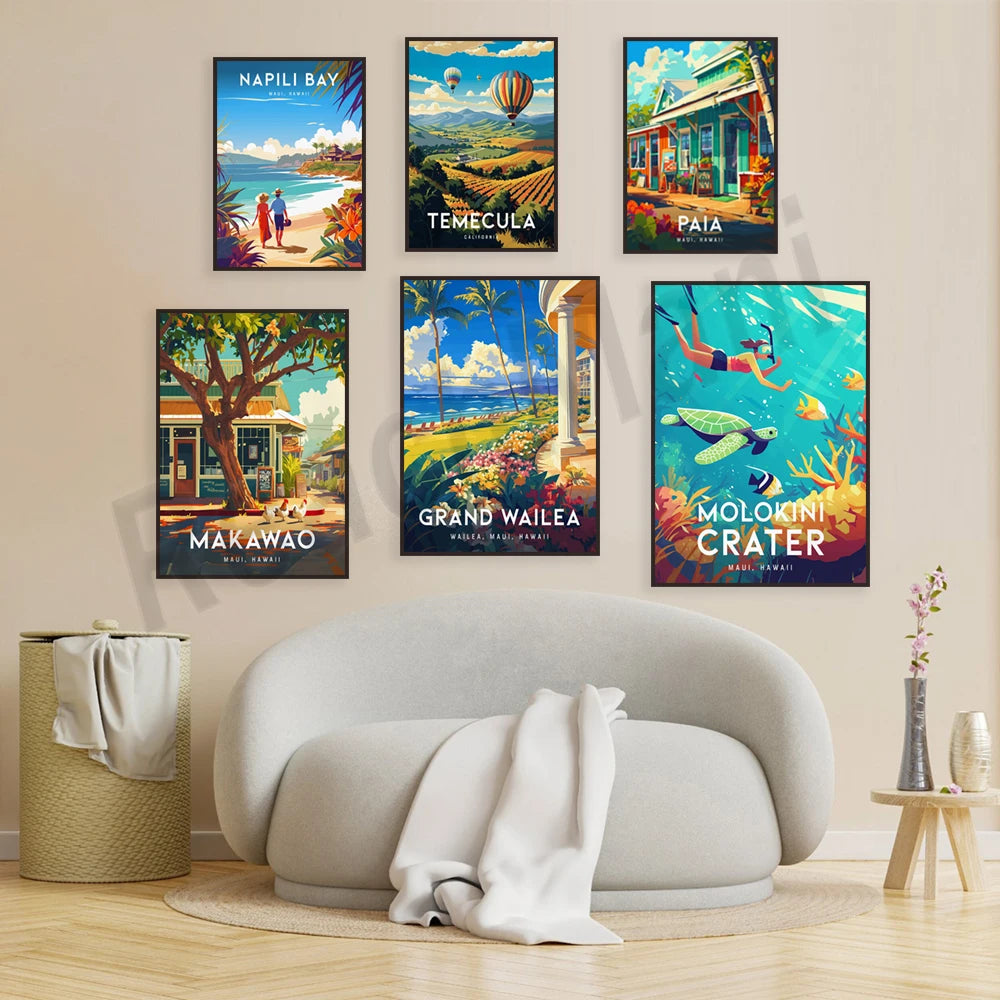 Cette image présente un ensemble d'affiches de voyage vintage représentant différentes destinations d'Hawaii, telles que Napili Bay, Temecula, Paia, Makawao et Molokini Crater, mettant en valeur les paysages colorés, les plages et les attractions touristiques de l'archipel.
