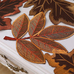 table table feuilles automnales brodées marron orange rouge doré texture tissée rustique