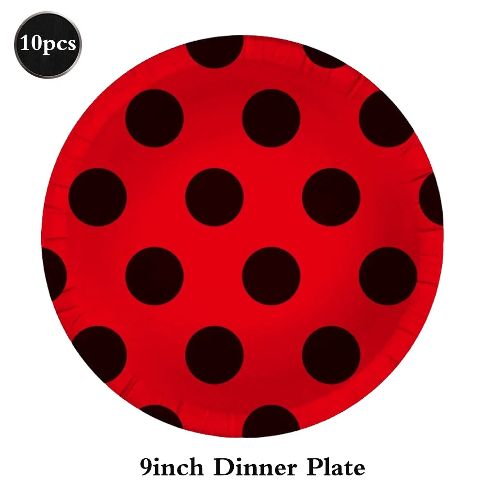 assiettes papier festives fourchettes couteaux serviettes nappe moderne points rouges noirs
