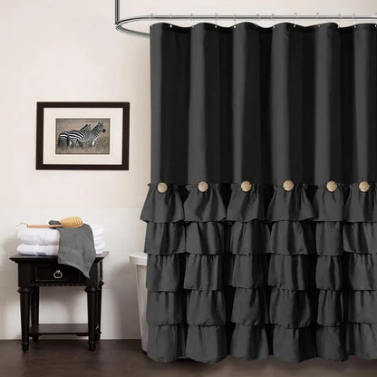 Rideau de douche noir élégant avec volants pour salle de bain moderne, style chic et sophistiqué. Accessoire de décoration intérieur idéal pour ajouter une touche de contraste à votre espace. Fixation par anneaux dorés, facile à installer.