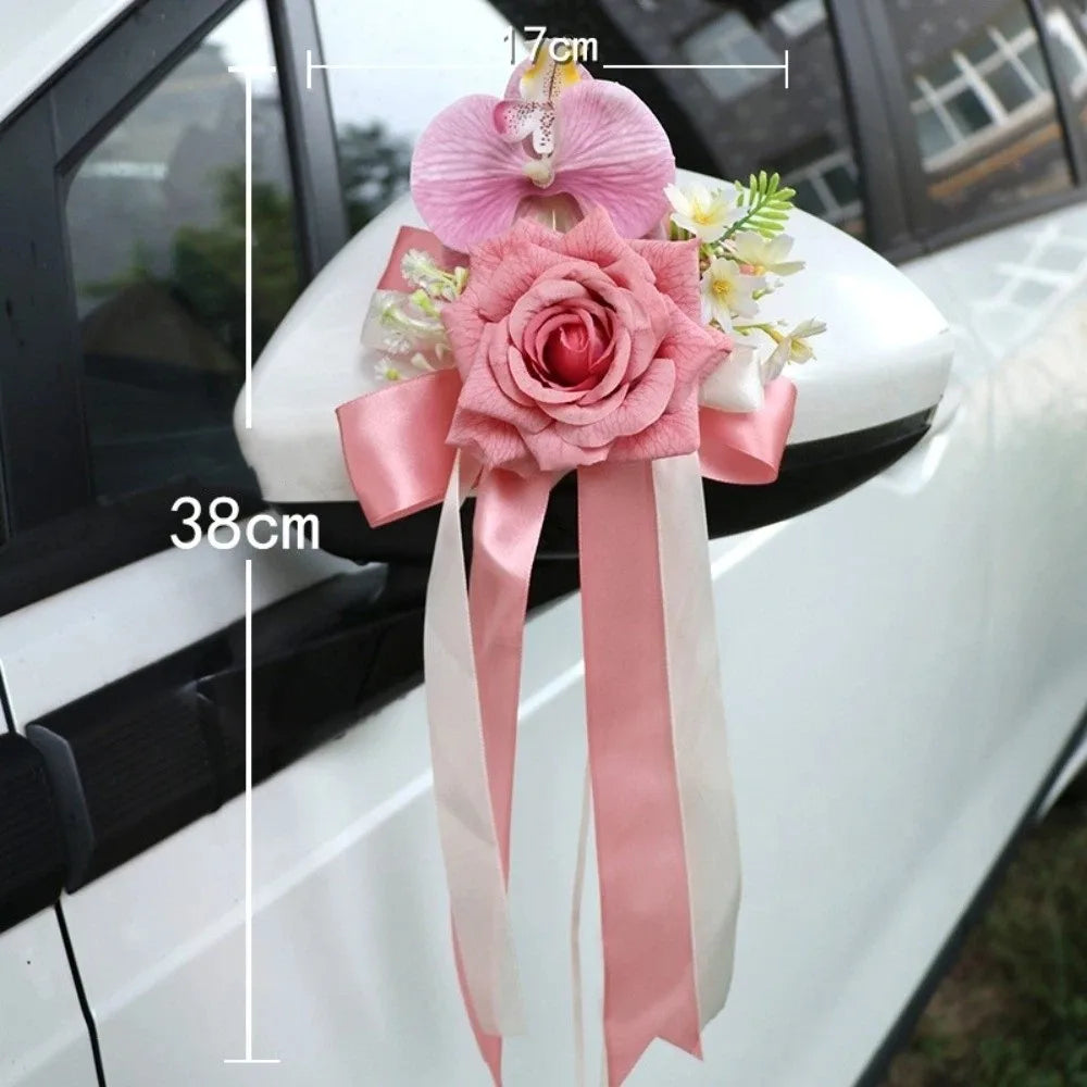 décoration florale voiture mariage fleurs artificielles roses orchidées feuilles vertes rubans satinés élégant blanc