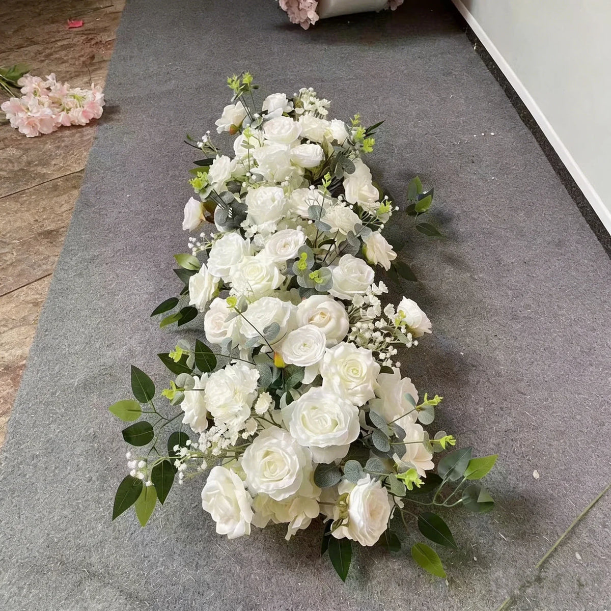 décoration mariage rideau floral cascade roses baby's breathintérieur romantique élégant