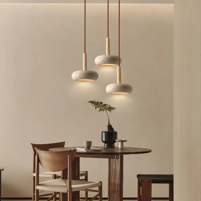 suspension lumineuse moderne pierre beige brun clair texture granuleuse câble suspendu led salon restaurant