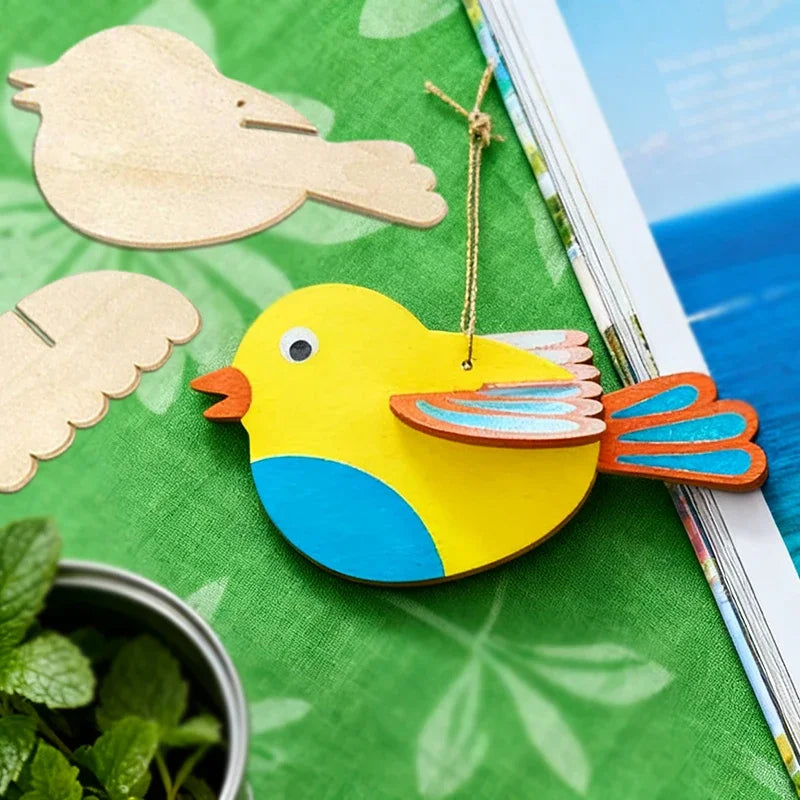 décorations oiseaux bois colorés suspendus motifs stylisés naturel jaune bleu rouge vert