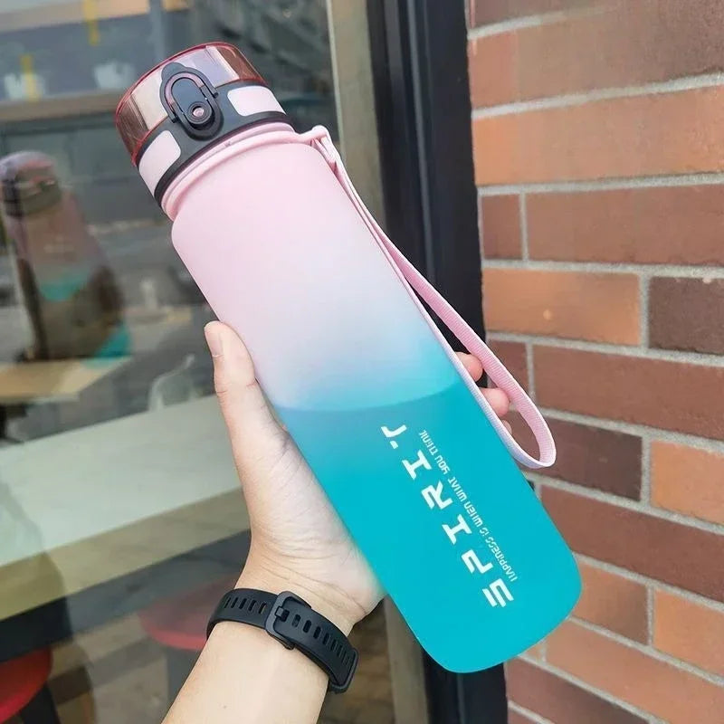 Bouteille d'eau sportive réutilisable plastique coloré couvercle noir bleu rose moderne