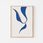 Composition abstraite de formes organiques bleues et dorées, créant une représentation dynamique et élégante.