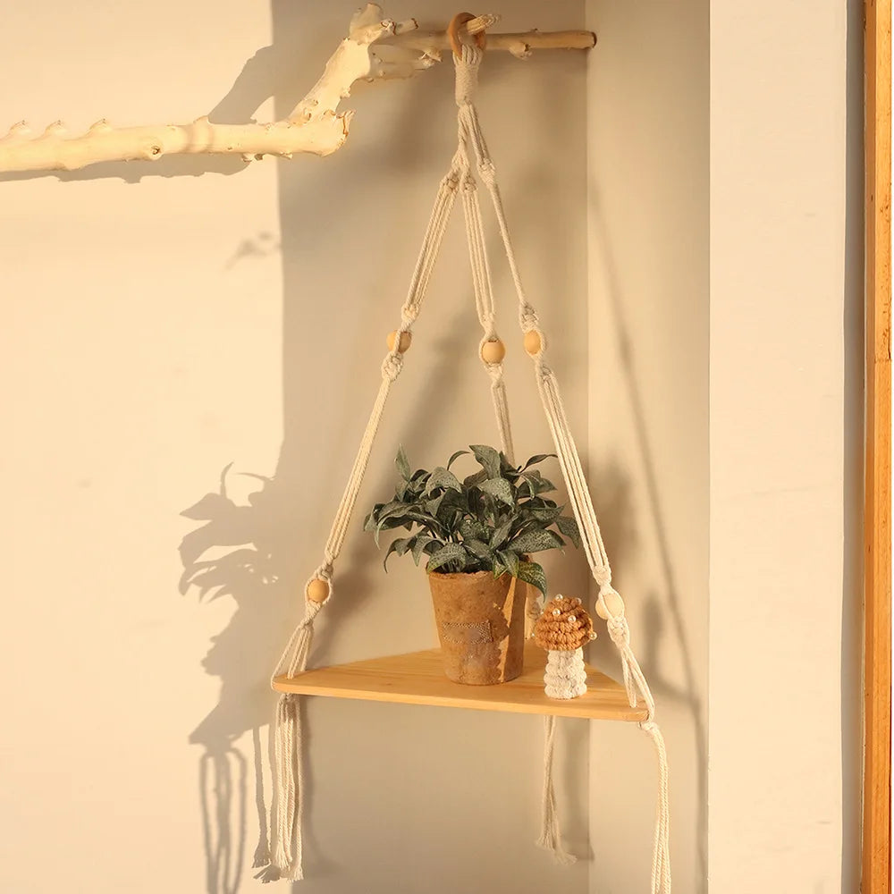 étagère suspendue macramé bois bohème plante verte pot vase fleur rose buste photo chambre
