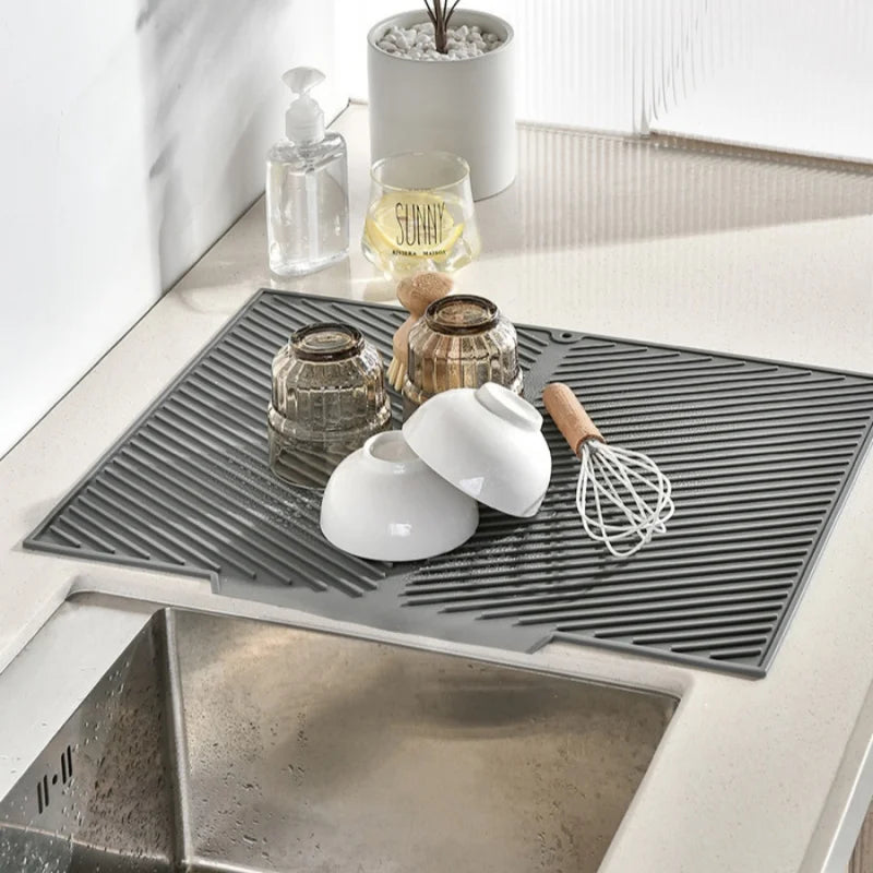 tapis cuisine rayures diagonales gris vert clair moderne adhésif vaisselle nettoyage brosse gant cuillère