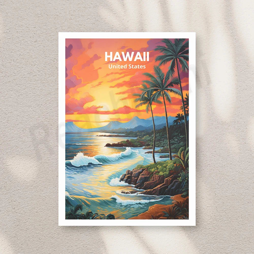 Une affiche pittoresque représentant un magnifique paysage tropical hawaïen avec des palmiers, des falaises rocheuses, des vagues déferlantes et un ciel coloré au coucher de soleil.