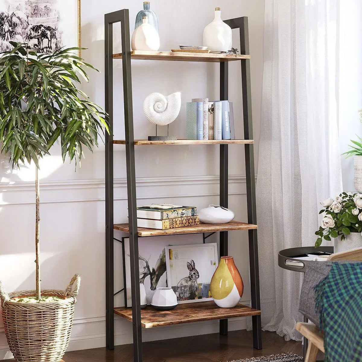 Étagère en échelle 4 niveaux en bois brun dans un salon moderne