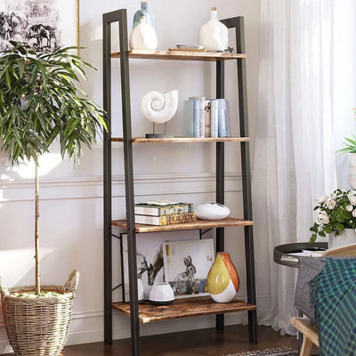 Étagère en échelle 4 niveaux en bois brun dans un salon moderne