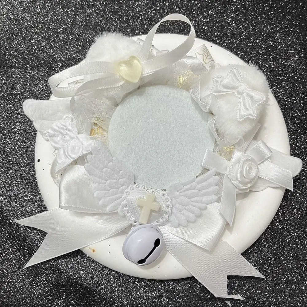 couronne baptême ailes rubans pompons croix dentelle blanche rose violet bleu jaune