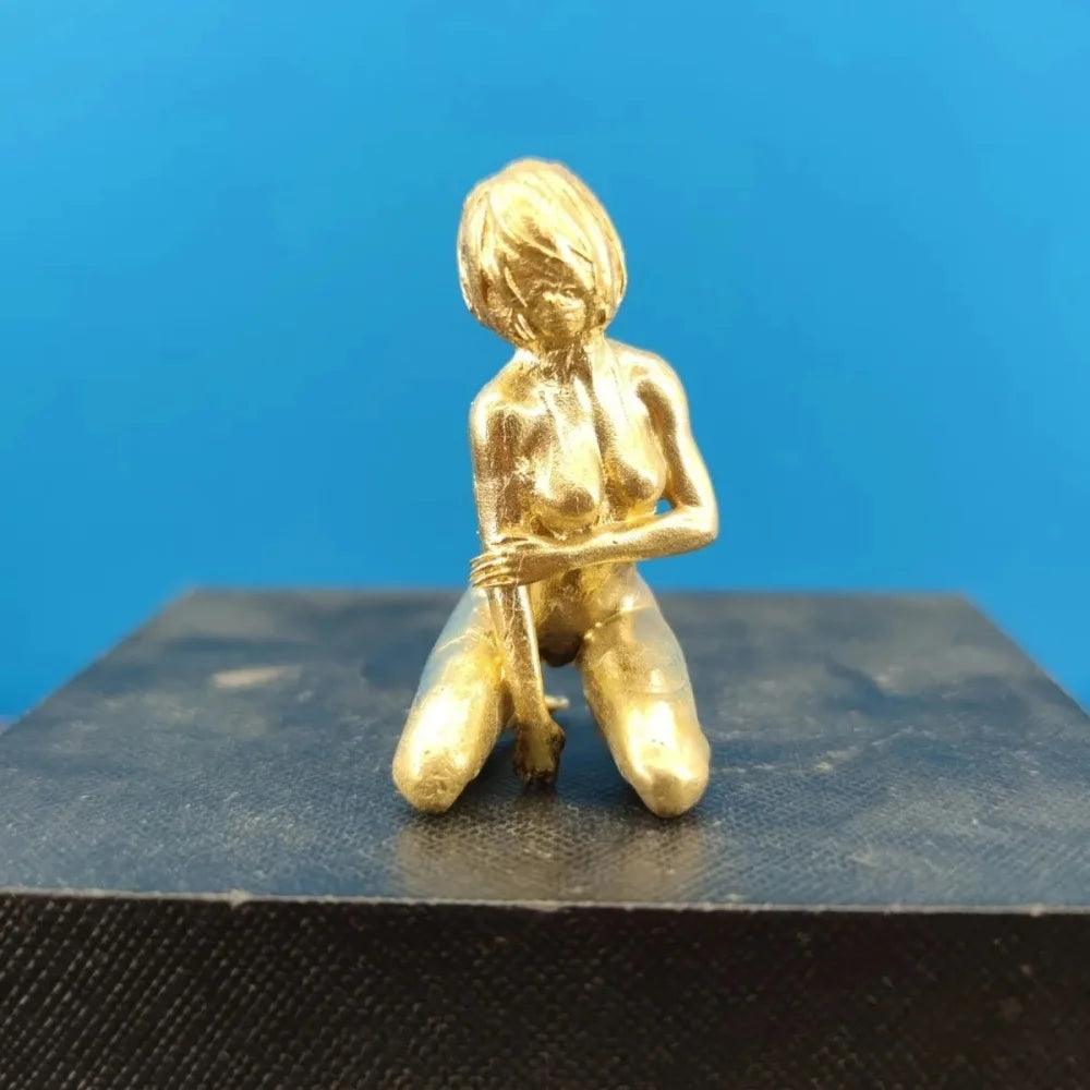 figurine humaine or accroupie sculpture décorative maison collection ornement métal vintage