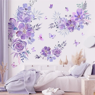 Stickers muraux grandes fleurs violettes sur un mur de salon moderne