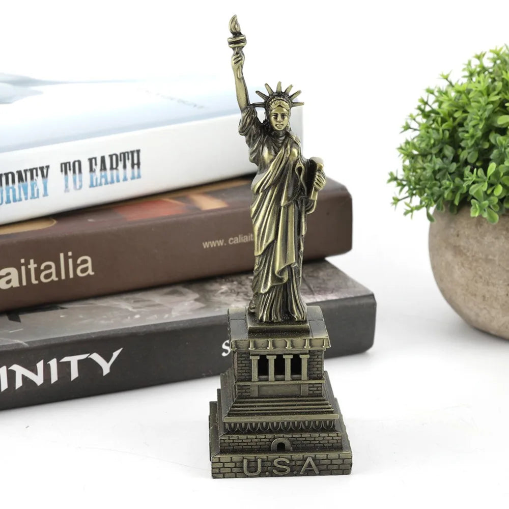 statue liberté miniature bronze relief décoration intérieure souvenir usa statuaire historique texture détaillée chambre