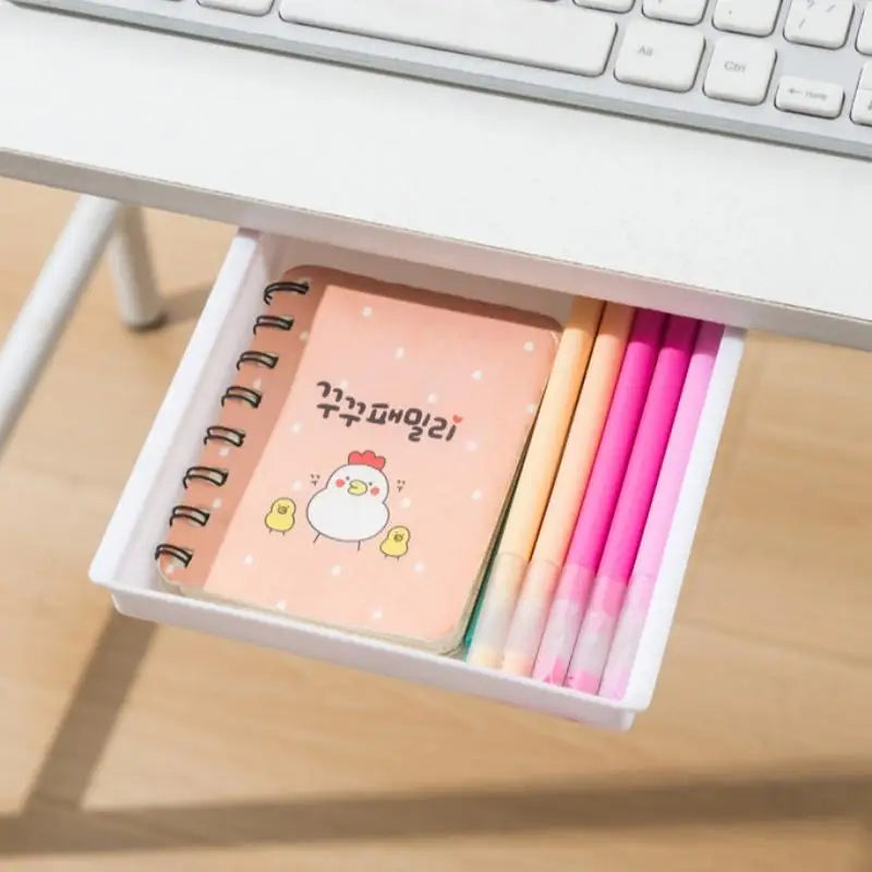 boîte rangement blanc moderne organisation nourriture crayons couleur bloc notes scie flacon étiquette