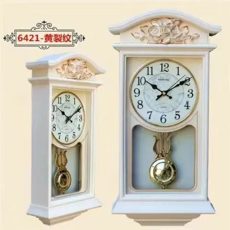 horloge murale classique blanche dorée motif floral ornemental secondaire vintage sophistiquée decoration florale