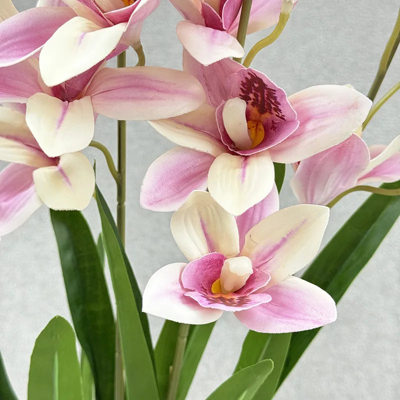 bouquet fleurs artificielles orchidées cymbidium roses blanches violettes jaunes décoration intérieure maison moderne minimaliste