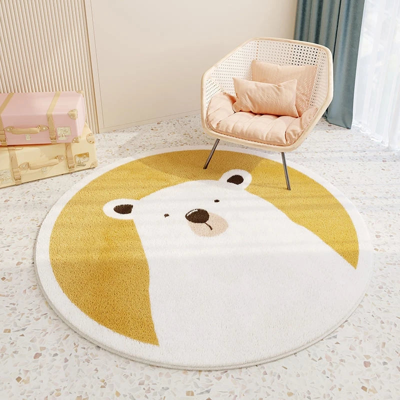 Un tapis rond décoratif représentant un adorable ours blanc avec des éléments jaunes, créant une ambiance chaleureuse et accueillante dans cette pièce.