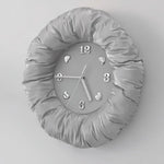 horloge murale texturée moderne noir blanc argenté chambre coucher décoration intérieure chic frontalisée
