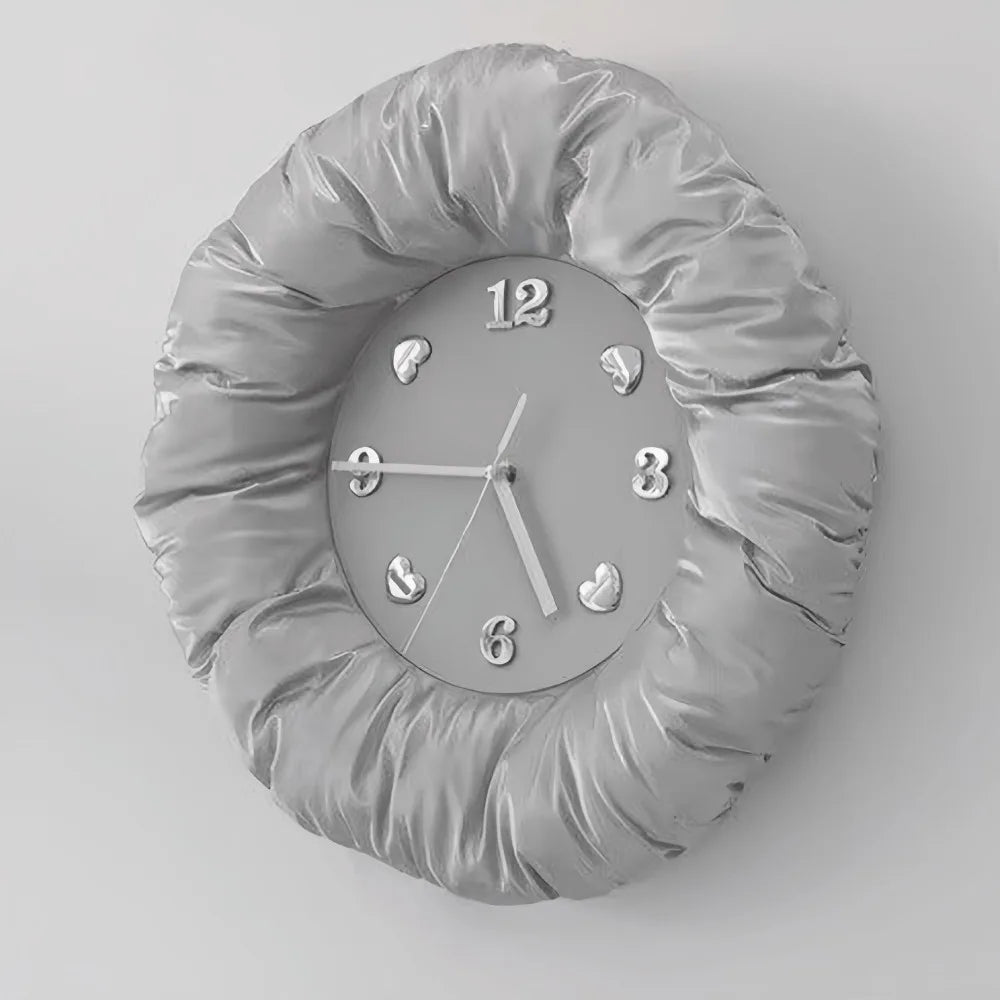 horloge murale texturée moderne noir blanc argenté chambre coucher décoration intérieure chic frontalisée