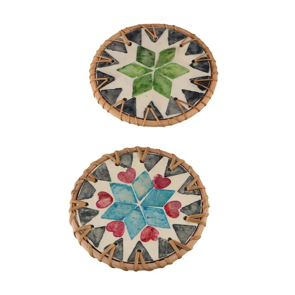 tapis tasse bohème motifs floraux assiettes décoratives cercles colorés bord marron tresse artisanal table