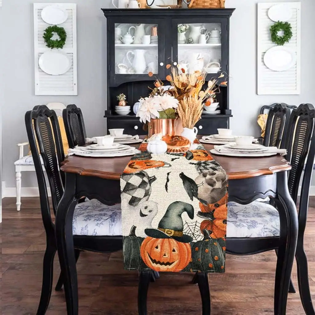 Un somptueux intérieur de salle à manger décoré avec soin pour la saison d'Halloween, mettant en scène une table ornée de motifs et accessoires thématiques, accompagnée d'un élégant vaisselier noir rempli de porcelaine blanche.
